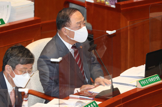 홍남기 경제부총리 겸 기획재정부 장관이 10일 국회에서 열린 예산결산특별위원회 전체회의에서 의원들의 질의에 답변하고 있다. 연합뉴스